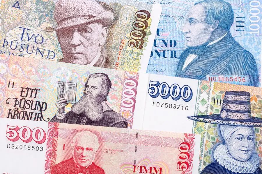 Icelandic currency at various face values.