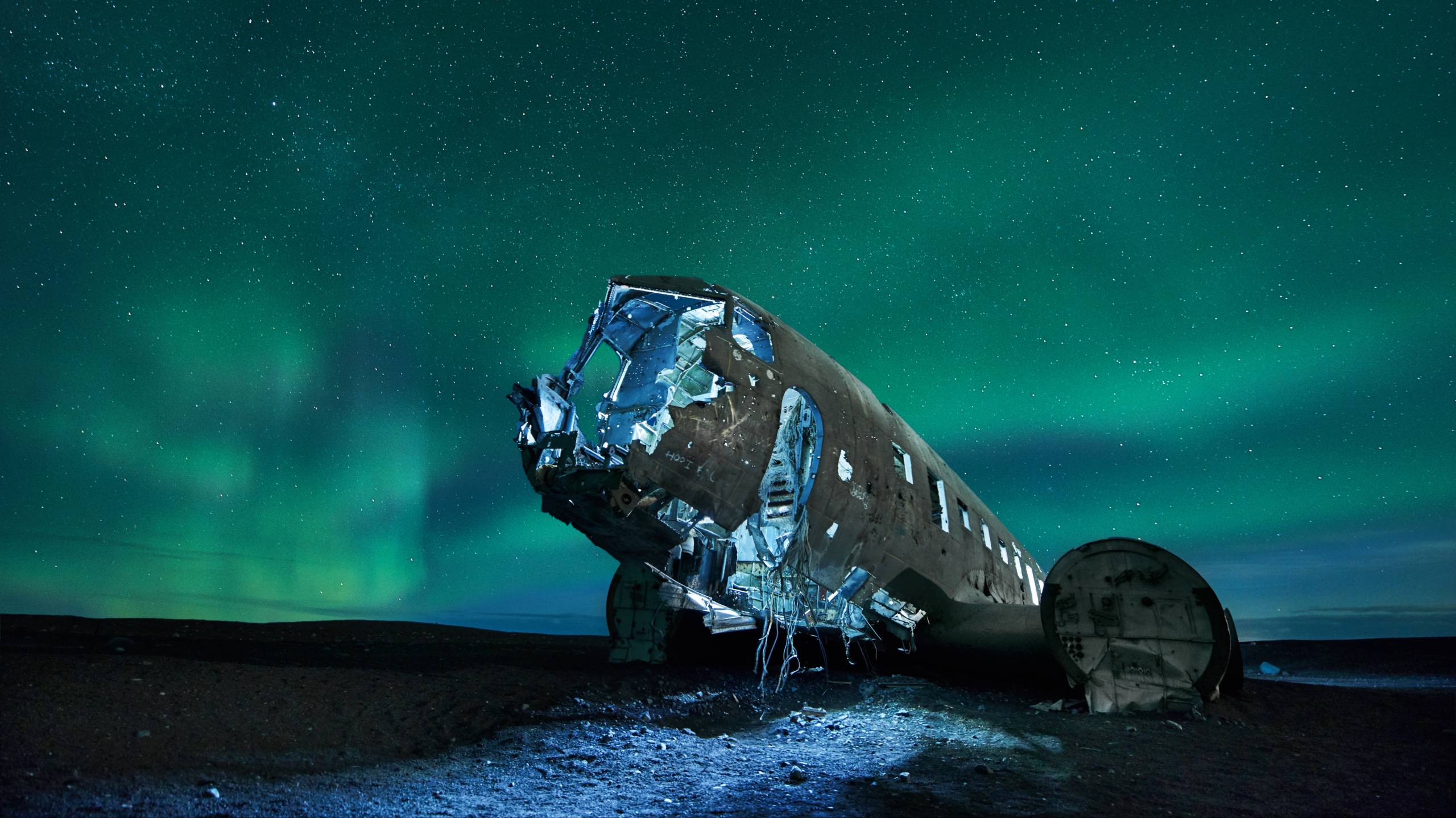 Airplane and northern lights