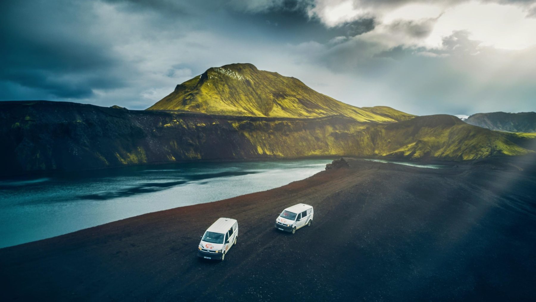 camper vans in the Icelandic Highlands