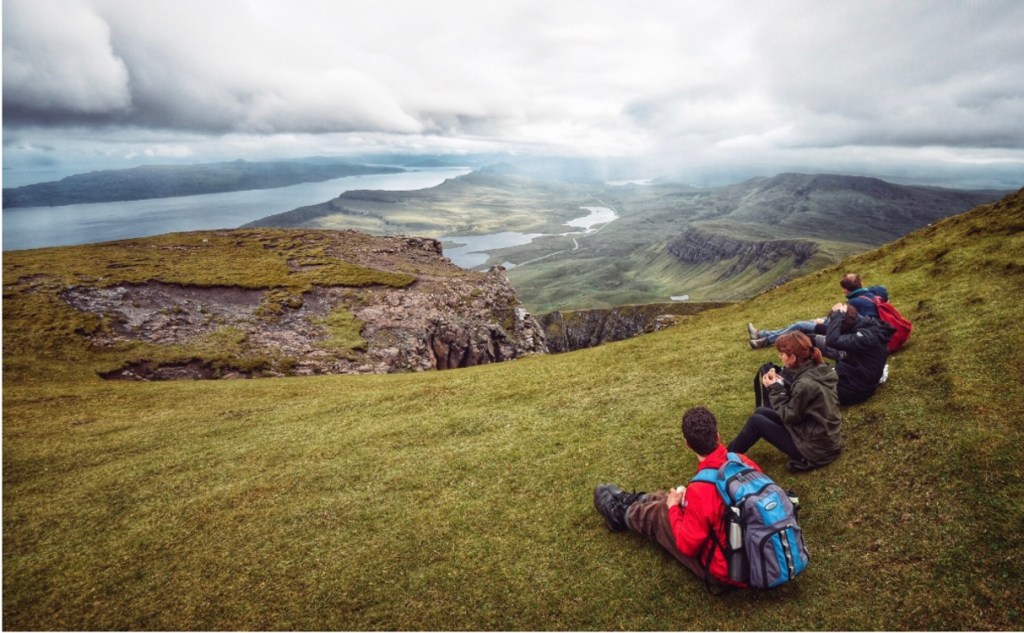 Tourist-Crowd-in-Iceland