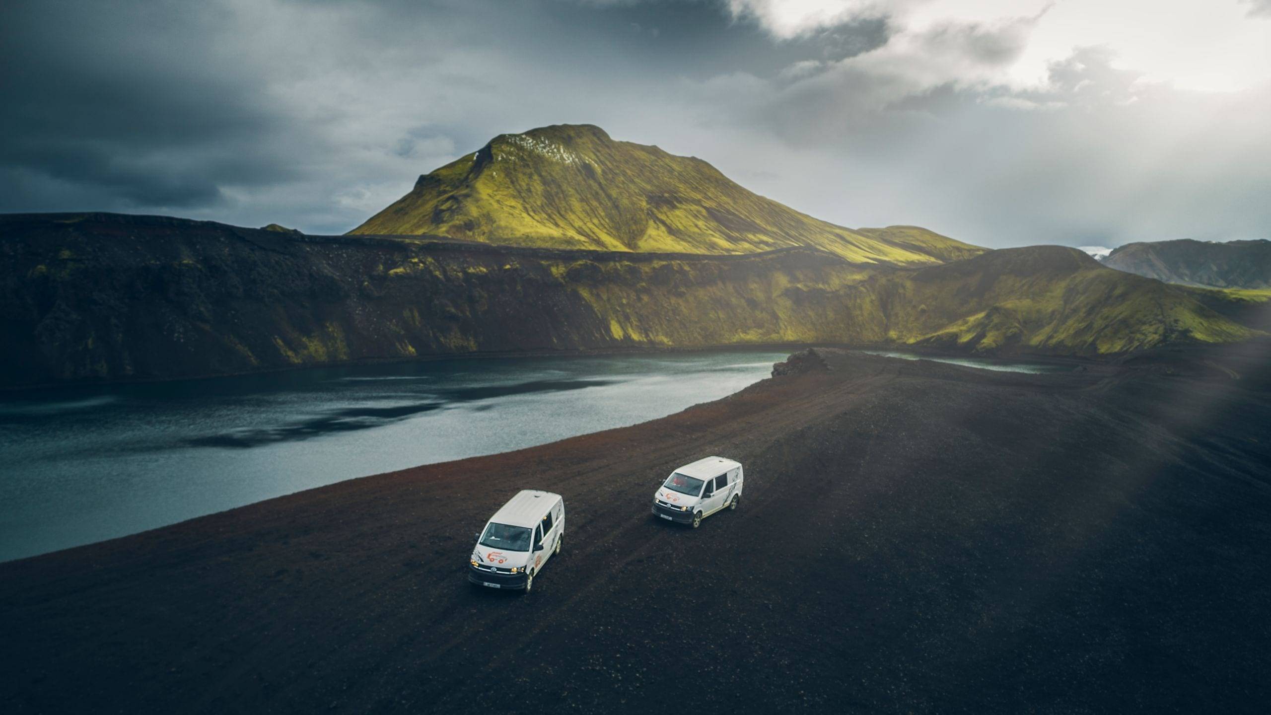 2 campers in the Icelandic Highlands